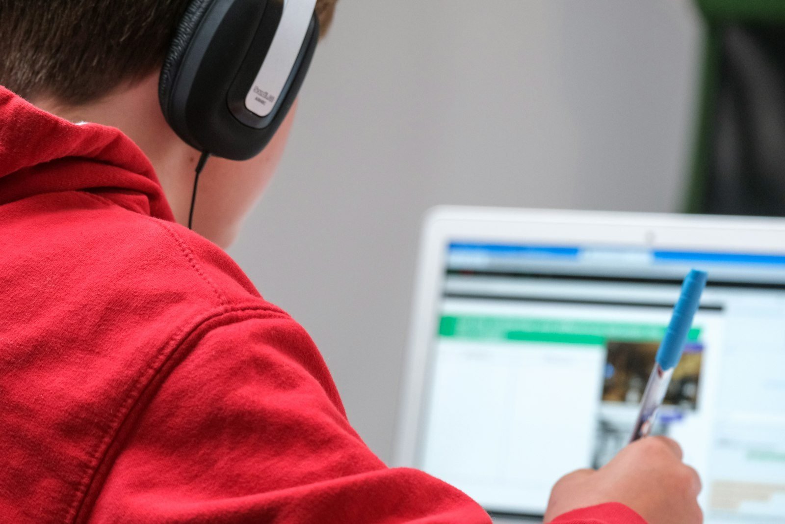 Focused online German learner with headphones during a live class